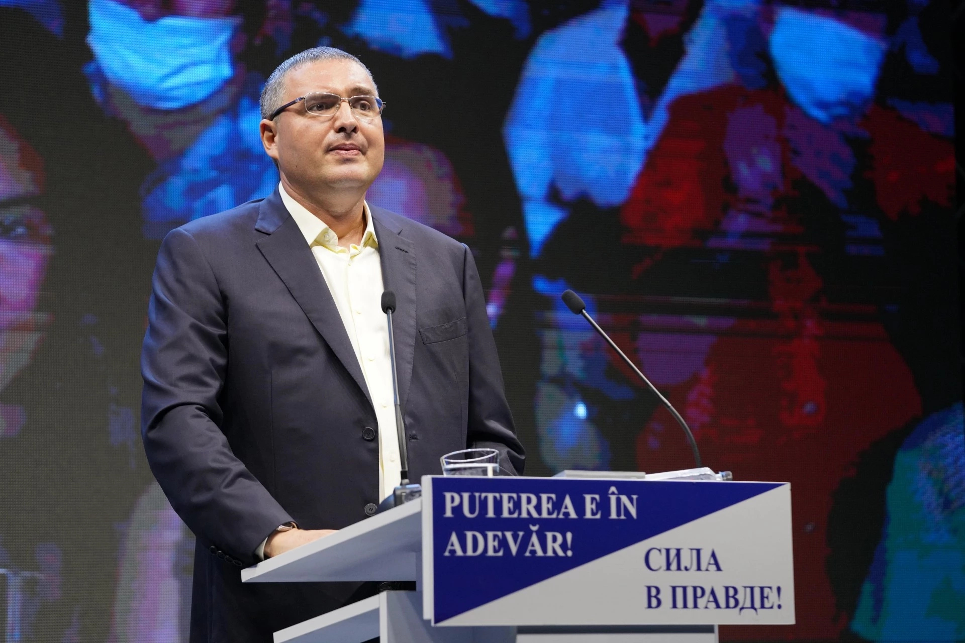 Renato Usatîi a făcut semnul crucii pe buletinul de vot, încercând să ascundă tristețea în Moldova